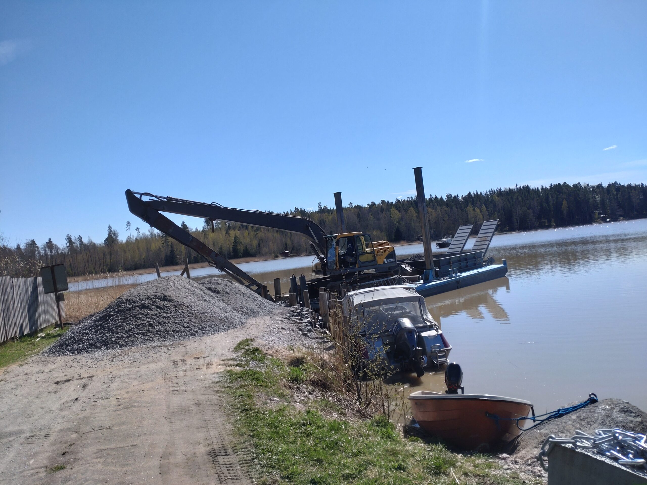 Ruoppauskalusto työssä – ammattitaitoinen ruoppaus
